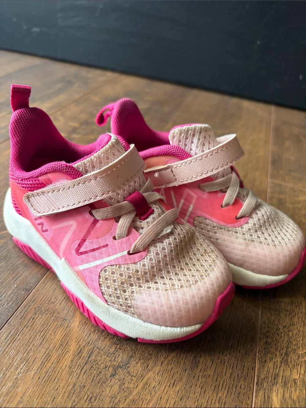 New Balance SIZE 6W Rave Run v2 Bungee Lace with Top Strap
